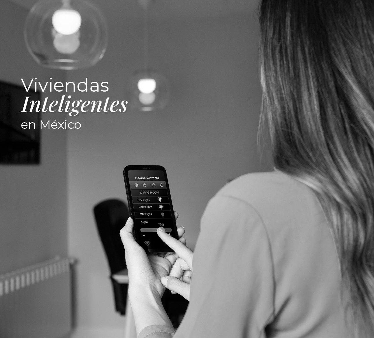 mujer con celular inteligente cambiando las luces